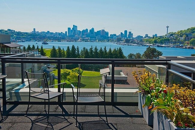 1760 N Northlake Way in Seattle, WA - Building Photo - Building Photo