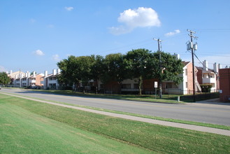 Wimbledon Court in Arlington, TX - Building Photo - Building Photo