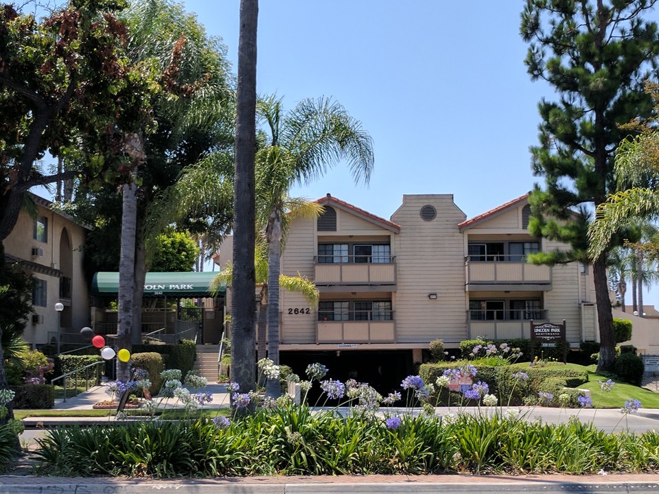 Lincoln Park in Anaheim, CA - Foto de edificio