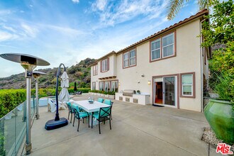 2752 N Stone View Ct in Los Angeles, CA - Building Photo - Building Photo