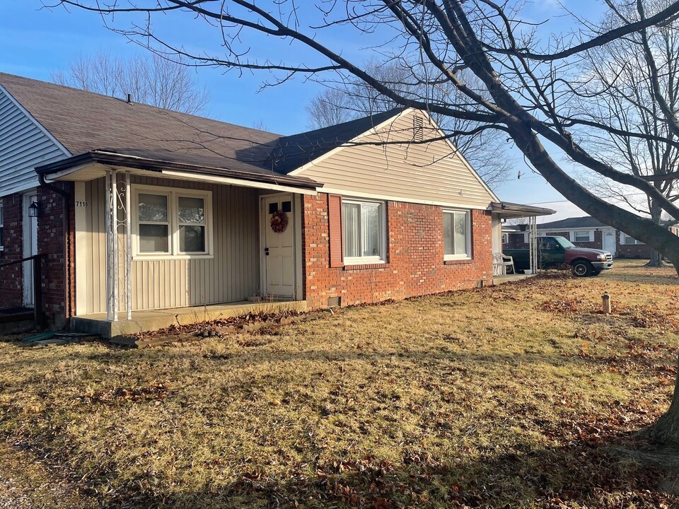 7110-7112 Pin Oak Dr in Brownsburg, IN - Building Photo