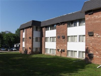 Garden Court Apartments in Pontiac, MI - Foto de edificio - Building Photo