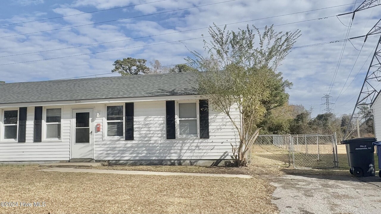 1220 Davis St in Jacksonville, NC - Building Photo