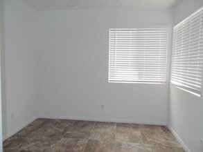 1824 N Decatur Blvd in Las Vegas, NV - Building Photo - Building Photo