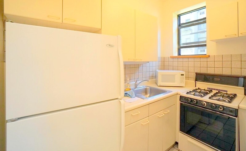 323 E 89th St in New York, NY - Building Photo