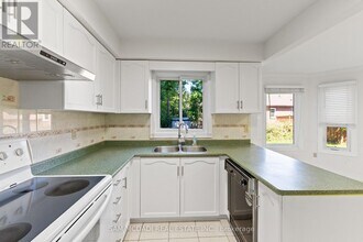 459 Glenashton Dr in Oakville, ON - Building Photo - Building Photo