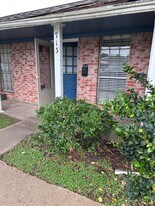 713 S 2nd St in La Porte, TX - Building Photo