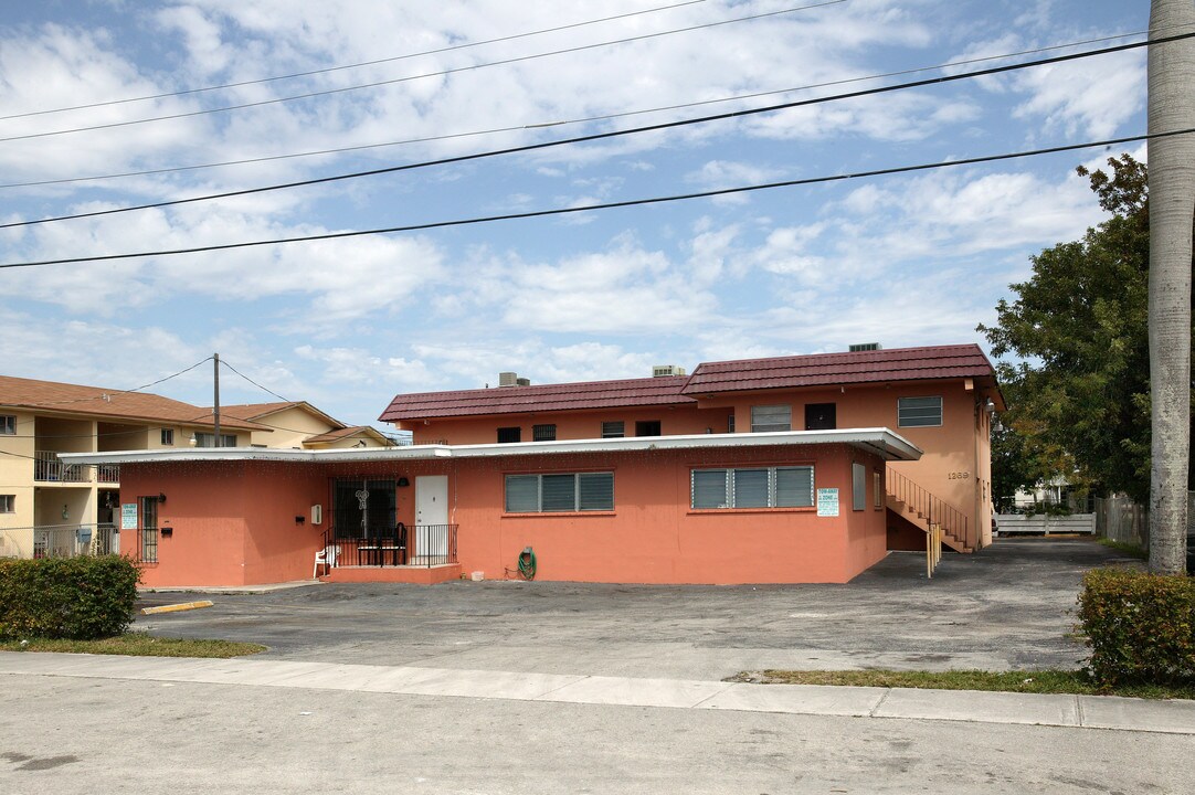 1265 W 26th Pl in Hialeah, FL - Foto de edificio