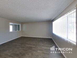 3771 W Dalphin Rd in Phoenix, AZ - Building Photo - Building Photo