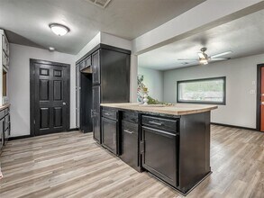 1618 Carlisle Ct in The Village, OK - Building Photo - Building Photo