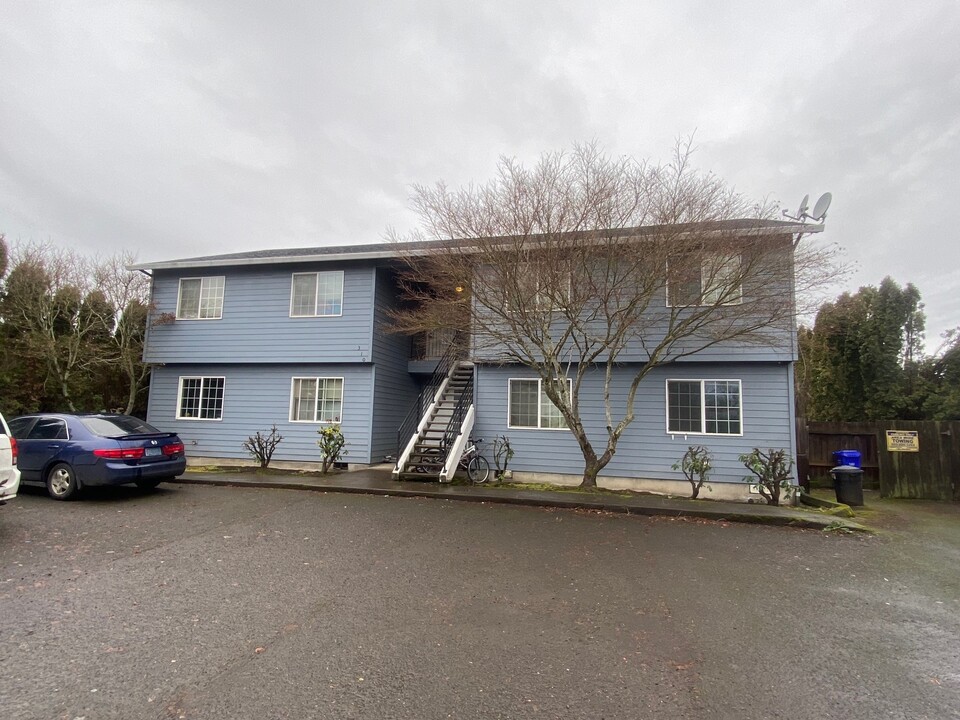 300 Kennel Ave in Molalla, OR - Building Photo