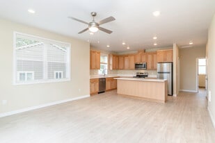 Cedar Square in Portland, OR - Building Photo