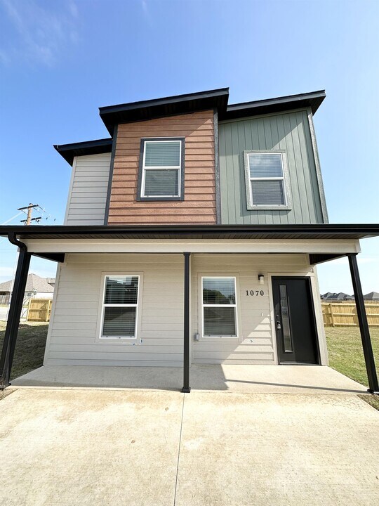 1070 Boardwalk in Centerton, AR - Building Photo