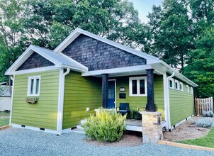 501 E Poplar Ave in Carrboro, NC - Building Photo - Building Photo