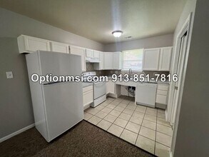 1005 Locust St in Harrisonville, MO - Building Photo - Building Photo