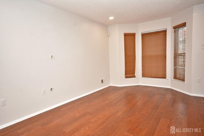 25 Goodwin Dr in North Brunswick, NJ - Building Photo - Building Photo