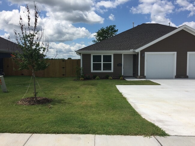 2706 N Teresa Dr, Unit B in Siloam Springs, AR - Foto de edificio - Building Photo