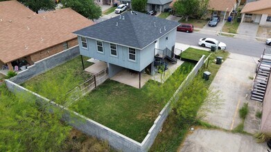 214 Allen Dr in Laredo, TX - Building Photo - Building Photo