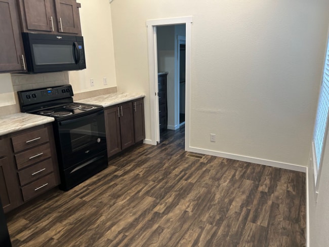 5215 Crestway Rd in Windcrest, TX - Foto de edificio - Building Photo