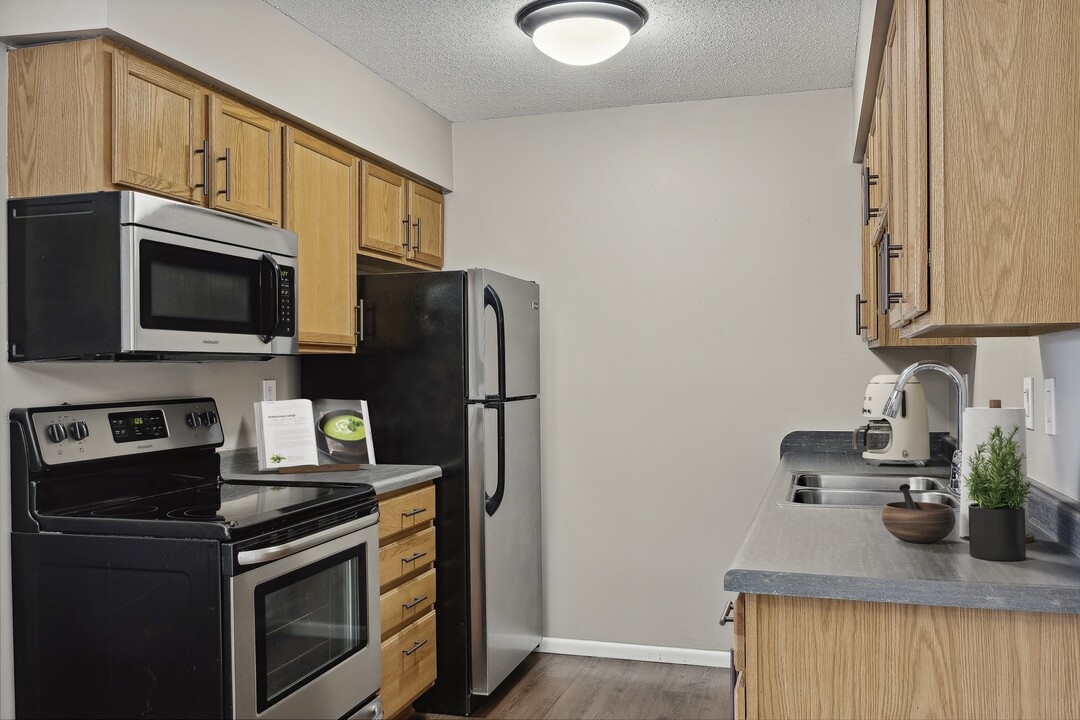 Willow Creek in Plymouth, MN - Building Photo