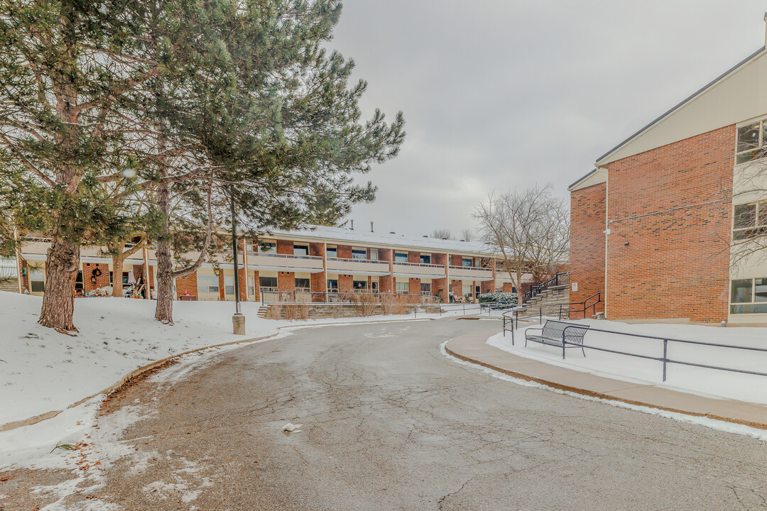 Hadati Road Court in Guelph, ON - Building Photo