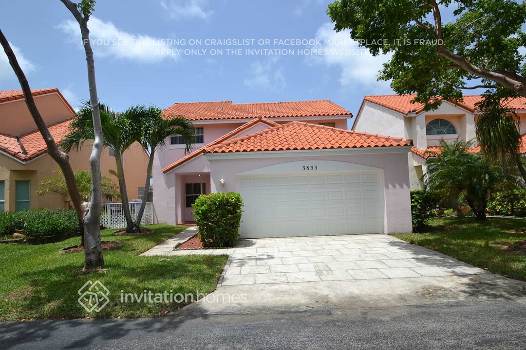 3855 Lombardy St in Hollywood, FL - Building Photo