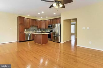 42912 Overly Square in Chantilly, VA - Foto de edificio - Building Photo