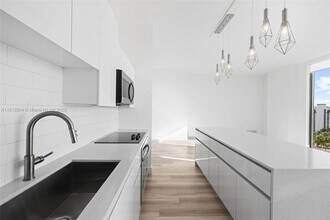 101 Diplomat Pkwy, Unit 911 in Hallandale Beach, FL - Building Photo - Building Photo