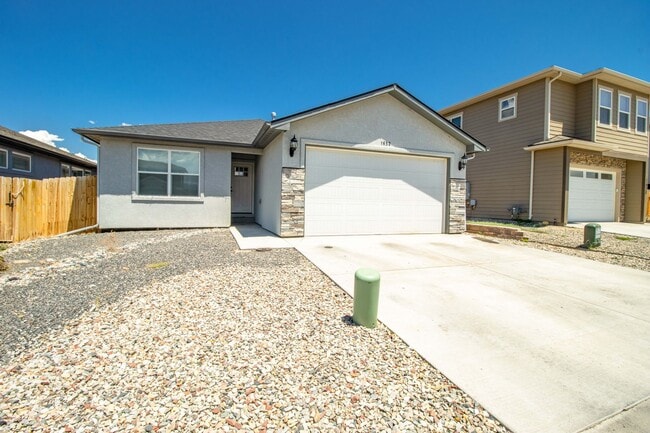 property at 1652 E 17th Cir