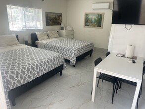 12619 Emelita St, Unit Geust House in Valley Village, CA - Building Photo - Building Photo