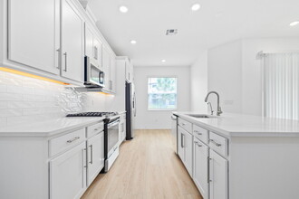 4636 Almada Ln in Wesley Chapel, FL - Building Photo - Building Photo