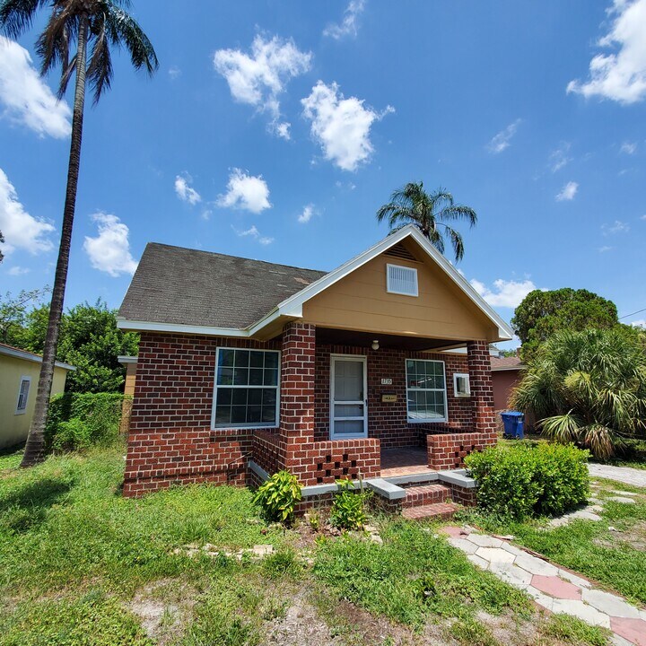 1735 25th St S in St. Petersburg, FL - Building Photo