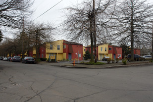 The Plaza Townhomes in Portland, OR - Building Photo