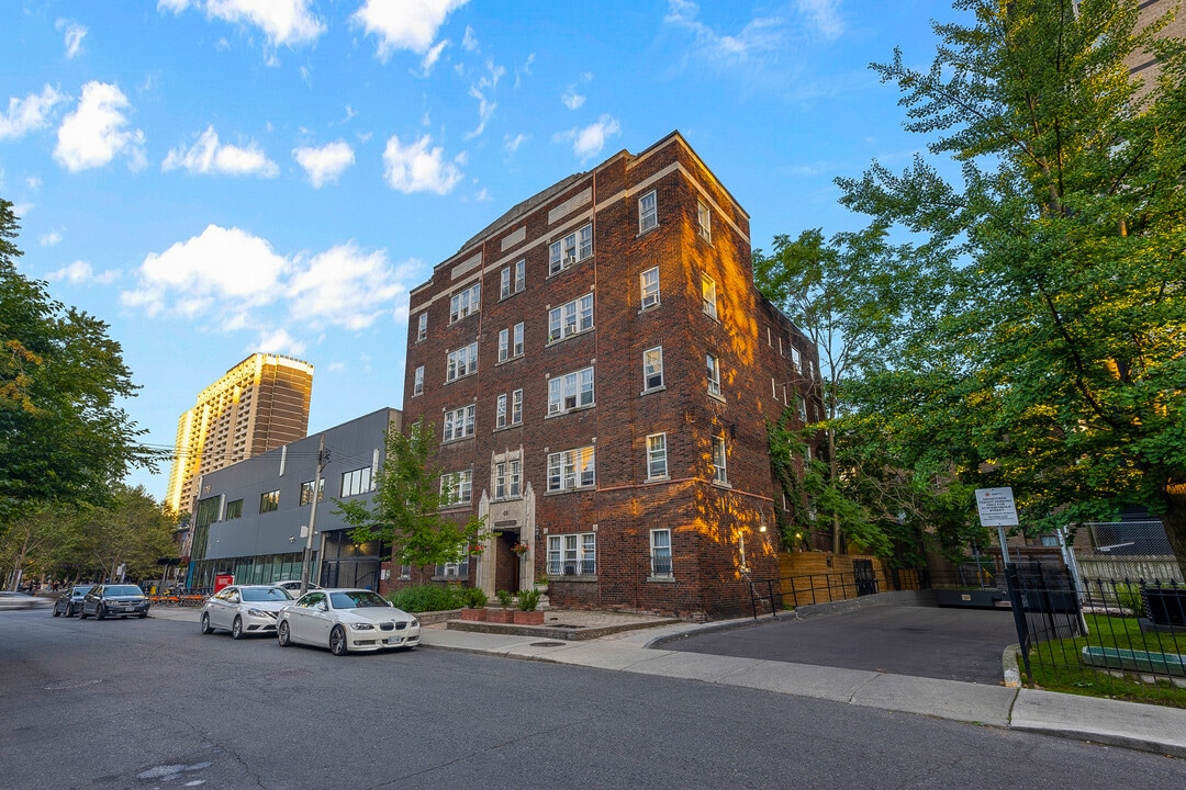 Dundonald Arms in Toronto, ON - Building Photo
