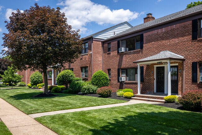 Hillside Apartments in Edison, NJ - Foto de edificio - Building Photo