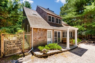 8 White Pine Rd in East Hampton, NY - Building Photo - Building Photo