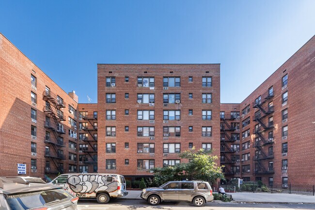 83-30 Vietor Ave in Elmhurst, NY - Foto de edificio - Building Photo