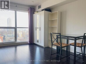 386 Yonge St in Toronto, ON - Building Photo - Building Photo