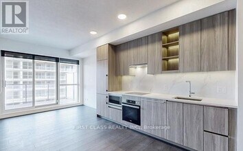 27 McMahon Dr in Toronto, ON - Building Photo - Building Photo