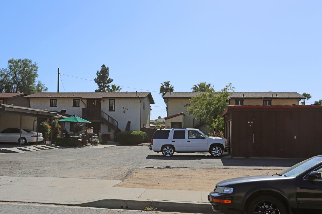 1525-1527 S Maple St in Escondido, CA - Building Photo