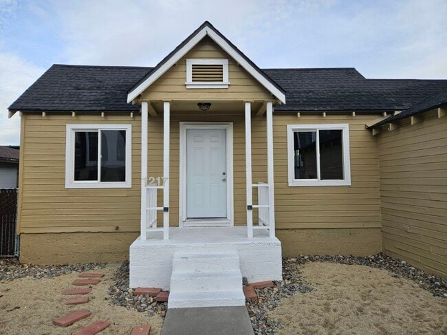 property at 1217 W 2nd St