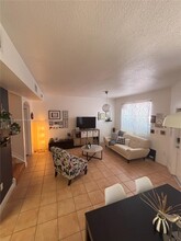 6103 NW 114th Pl in Doral, FL - Foto de edificio - Building Photo