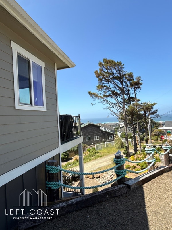 6274 NE Port Dr in Lincoln City, OR - Building Photo - Building Photo