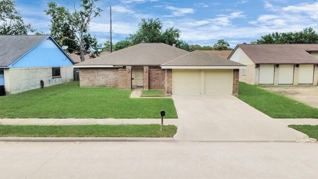13610 Piney Oaks Dr in Houston, TX - Building Photo - Building Photo