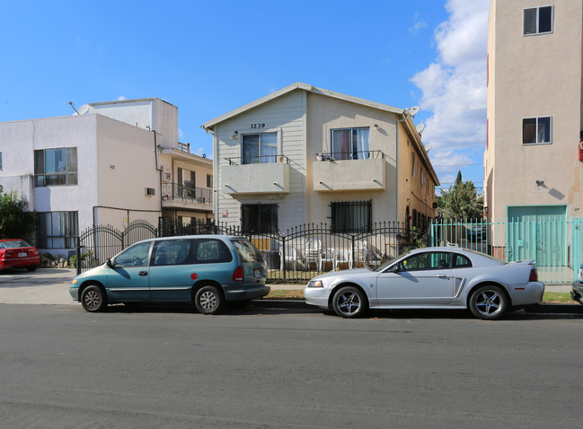 3239 Andrita St in Los Angeles, CA - Foto de edificio - Building Photo