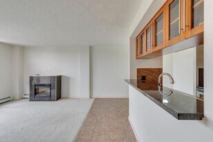 429-429 14 St NW in Calgary, AB - Building Photo