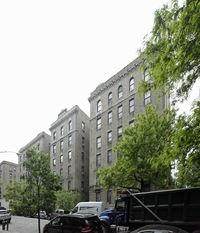 824 W 176th St in New York, NY - Building Photo - Building Photo