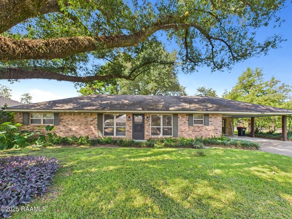 200 Claymore Dr in Lafayette, LA - Building Photo