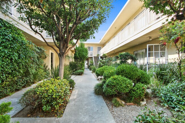 529 Montana Ave - 5 blocks to the beach in Santa Monica, CA - Building Photo - Building Photo