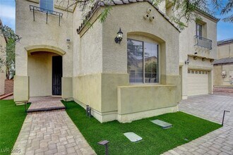 8125 Chestnut Hollow Ave in Las Vegas, NV - Building Photo - Building Photo